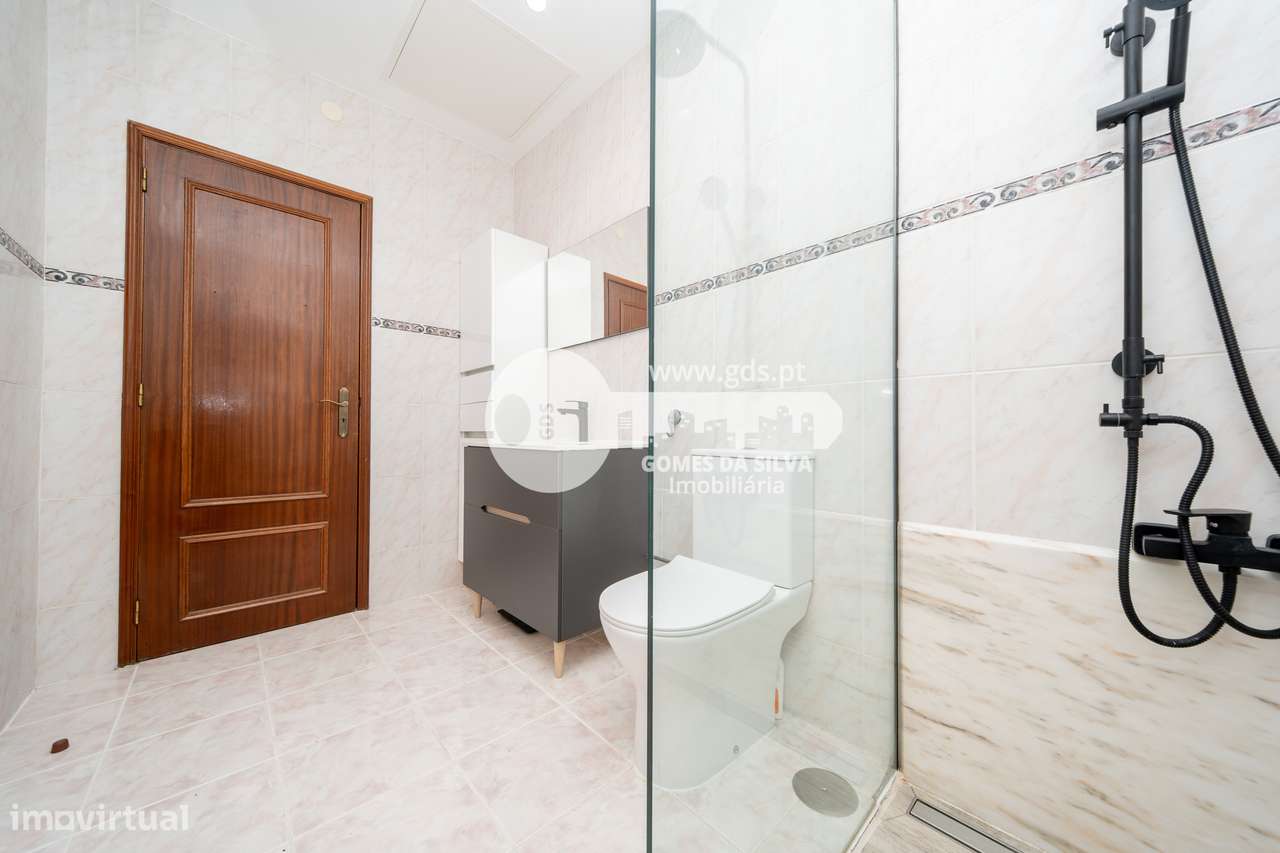 Moradia T3 com estabelecimento comercial em Dume, Braga-14