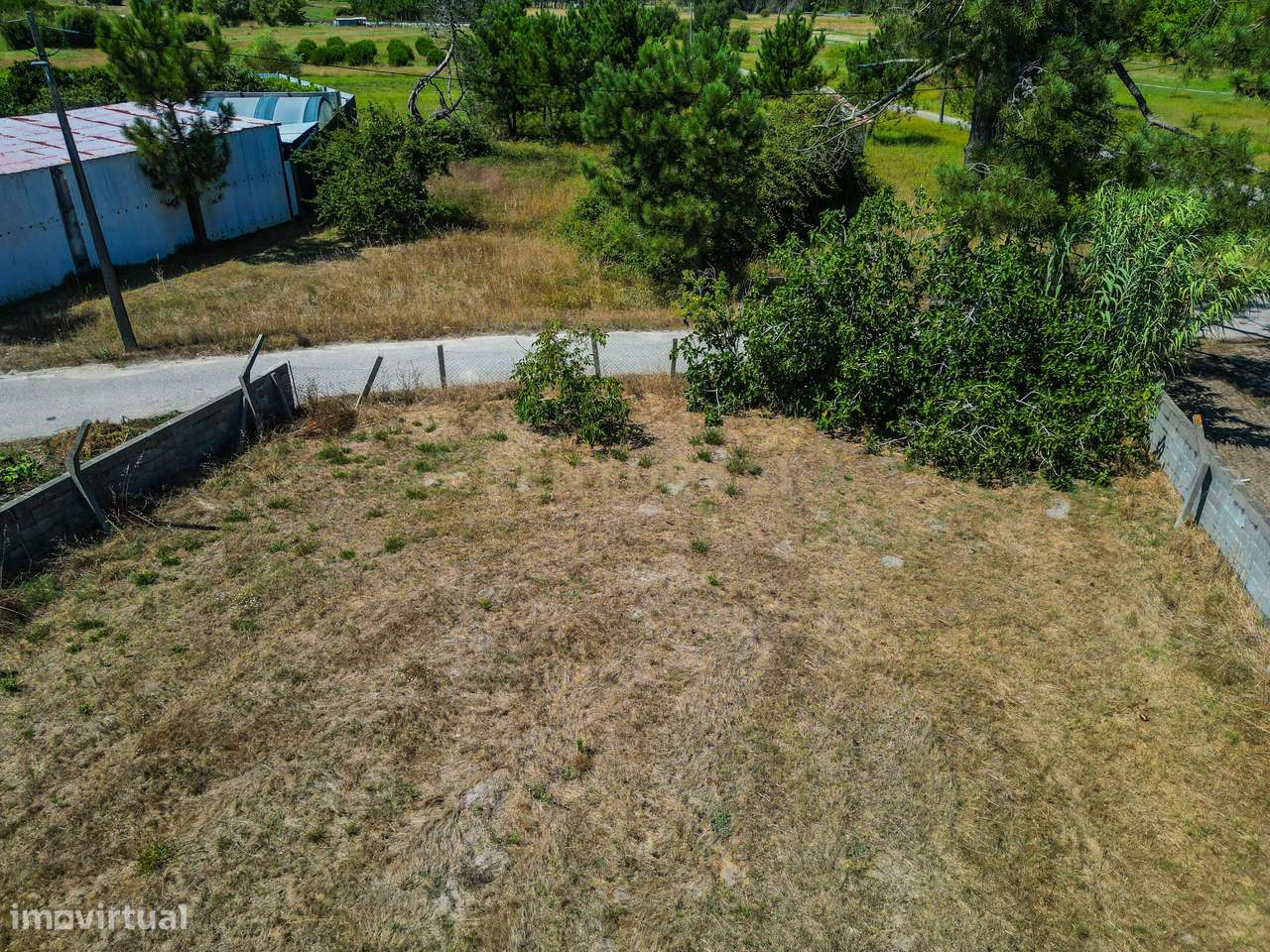 Terreno com cerca de 2.400 m² e viabilidade de construção em Moinhos d-13