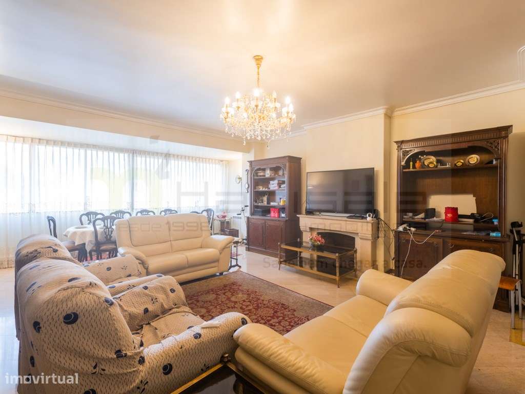 T4 com parqueamento e arrecadação a 2 min. do metro do Lumiar-14