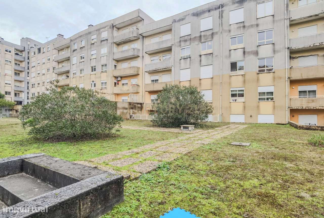 Apartamento T2 com Varanda, Garagem e Piscina | Valongo-19