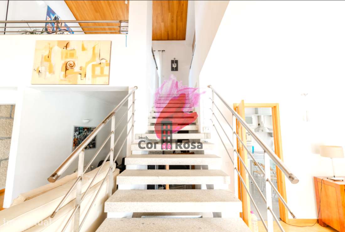 Casa Independente T4 + 2 com Piscina em Localização Privilegiada-13