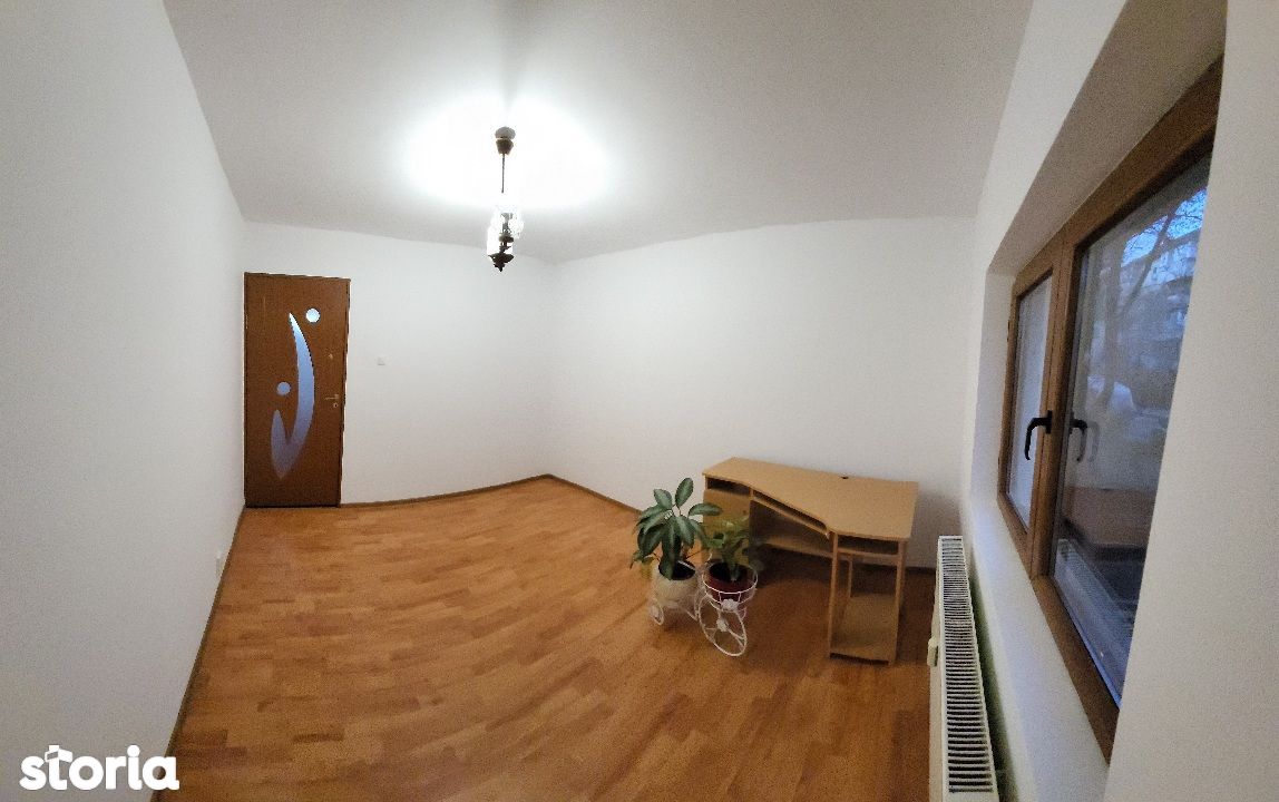 Proprietar vând apartament 3 camere cu garaj, zona Mircea cel Batrân