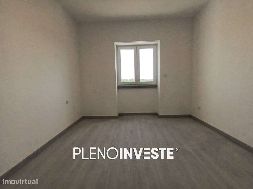 T4 Totalmente remodelado com vista rio no Seixal-20