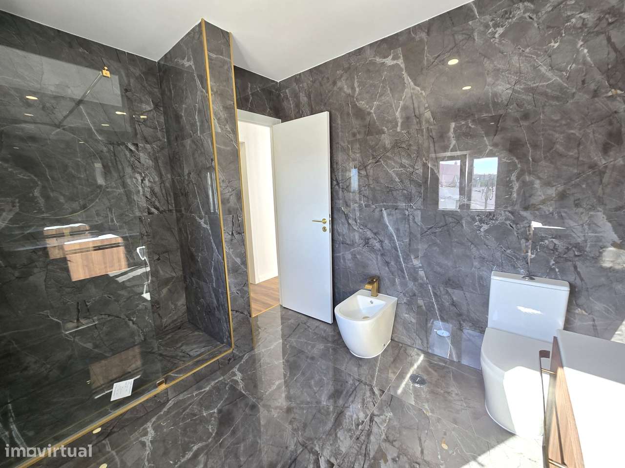 Fantástica Moradia T2 Totalmente Renovada, Independente em Setúbal-27