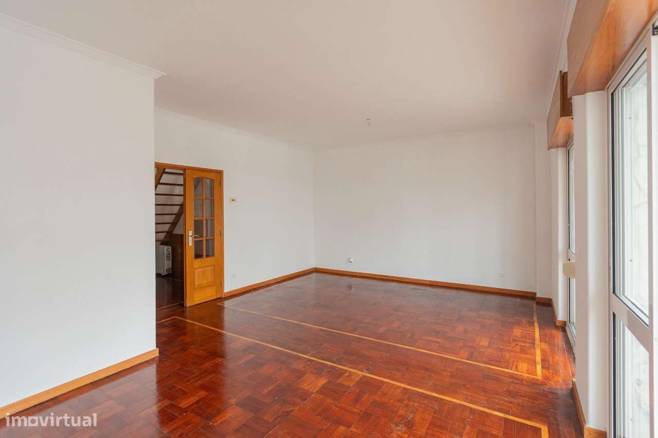 T2 Duplex com 101 m2 e 2 WC – Um apto. diferente na Amadora-14
