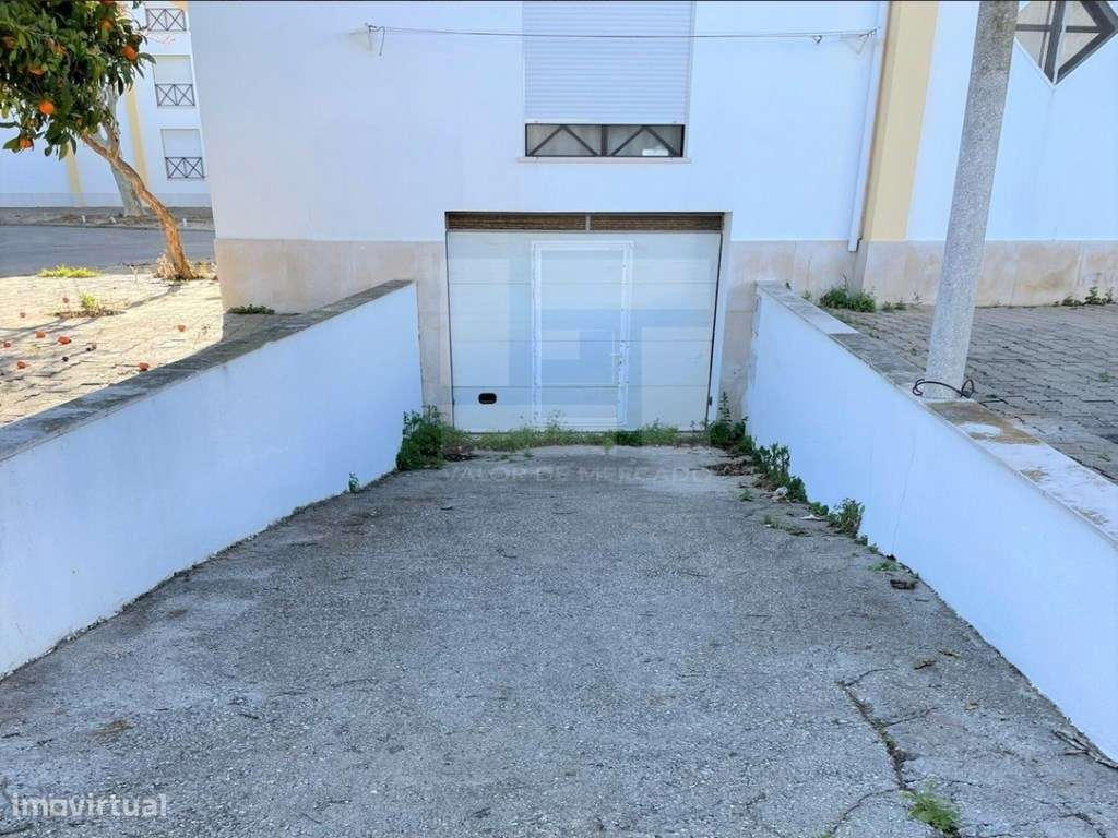 fração destinada a estacionamento coberto e fechado com uma área am... - Grande imagem: 4/7