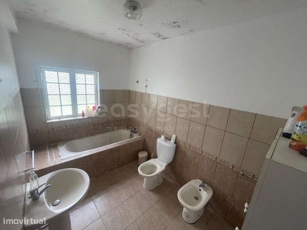 Moradia T3 geminada no centro de Praia da Vitória - Grande imagem: 4/26