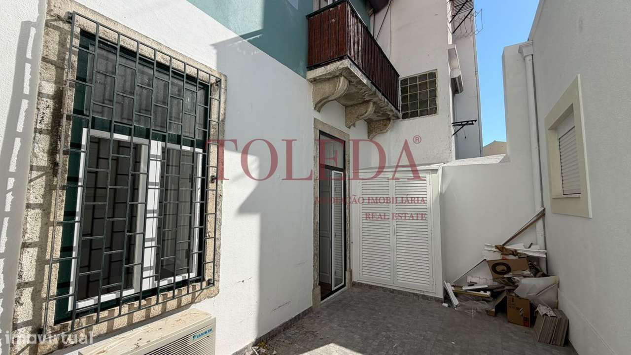 T2 em Santa Apolónia Remodelado com Terraço-22