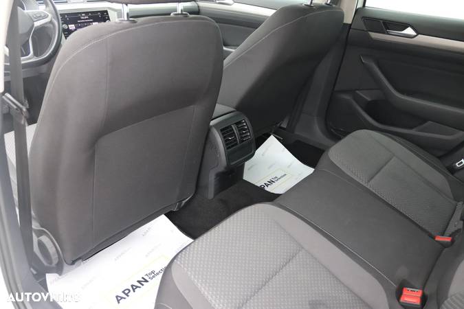 Volkswagen Passat 2.0 TDI DSG Trendline - 12