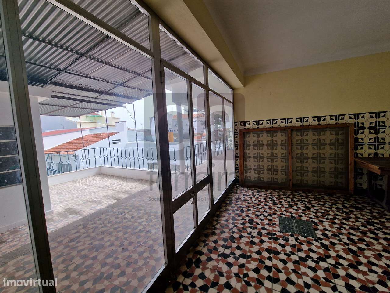 Moradia T4+2 em Almeirim com garagem e quintal-21