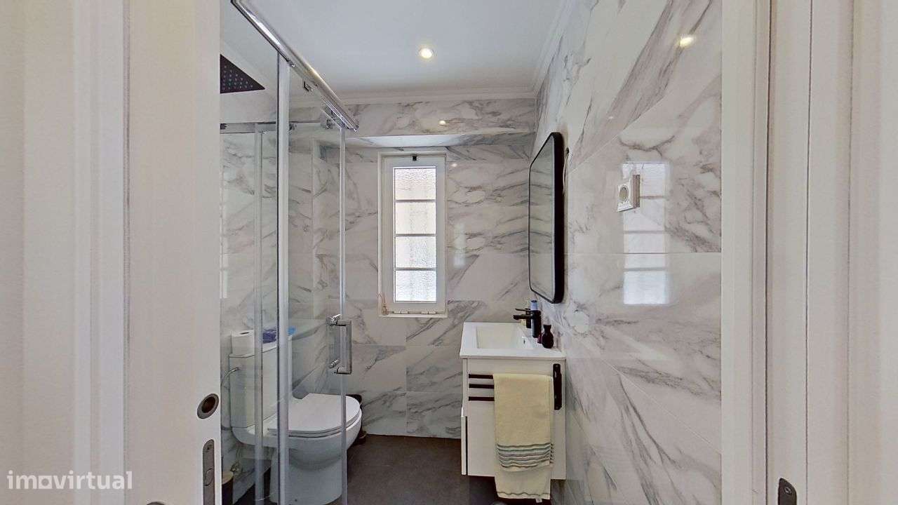 Moradia em Massamá, Rua Direita (tem anexos T-0 e T-2 independentes)-30