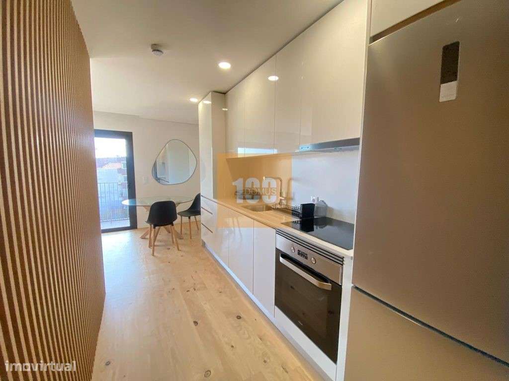 T0+1 com varanda na Baixa do Porto - Grande imagem: 5/15