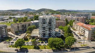 APARTAMENTO T3 COM VISTAS FABULOSAS E EXCELENTE LOCALIZAÇÃO.