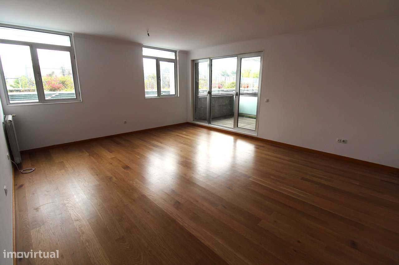 Apartamento T2 com Terraço – Zona do Fórum Viseu-4