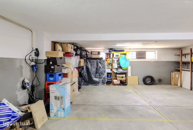 Espaçoso T3 remodelado, com garagem, 2 frentes e excelente exposição s-26