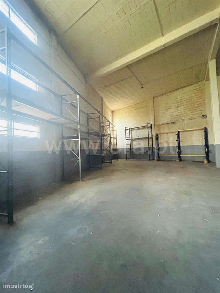 Armazém em Gandra, Paredes-1