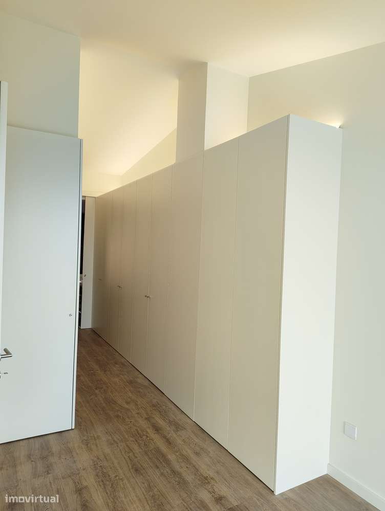 Moradia T4 com piscina, garagem e jardim em Canidelo-37