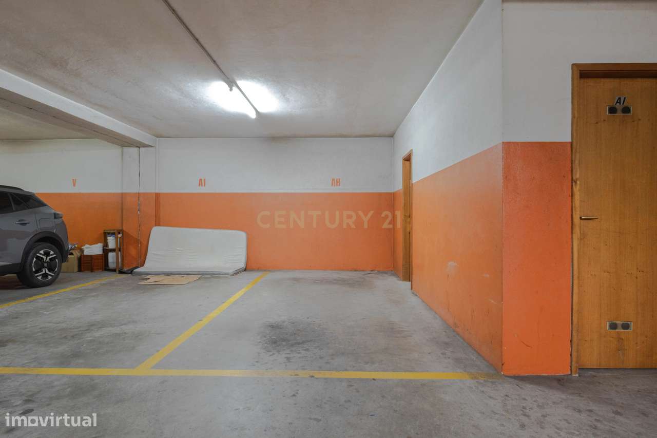 Fantástico Apartamento T2 com Lareira, Varanda e Lugar de Garagem | Fâ-24