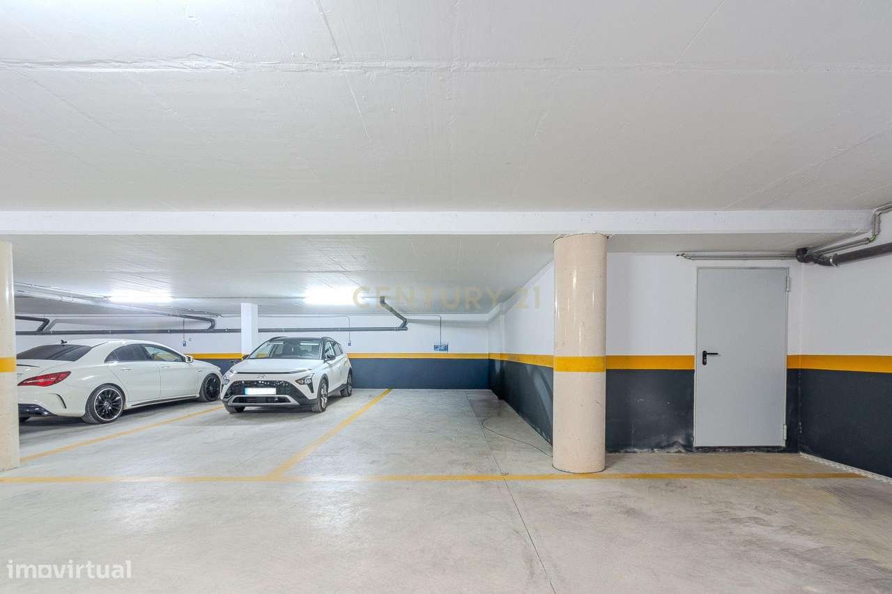 Luxuoso Apartamento de 3 Quartos novo com um Grande Terraço e Estacion-41