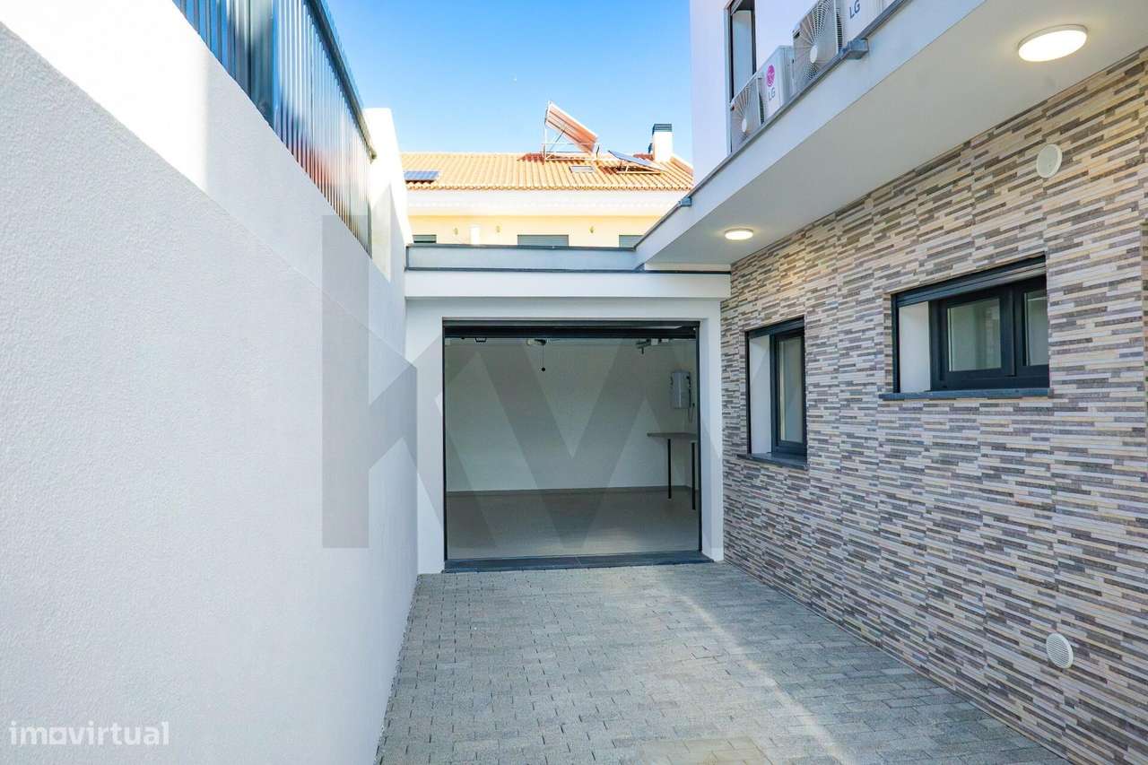 T3 Isolada em Famões: A Estreia Perfeita para a sua Família-49