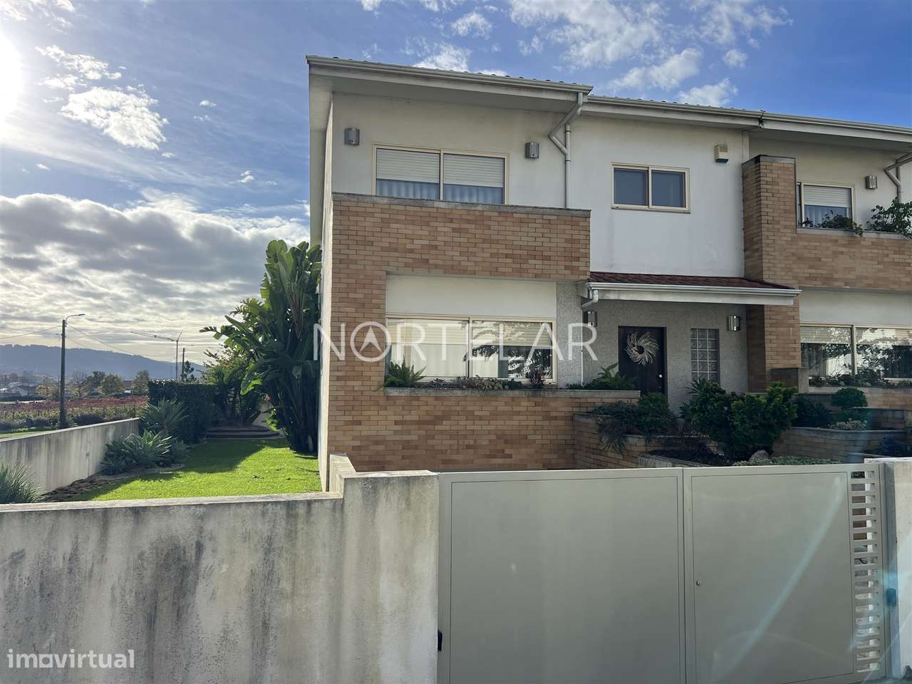 Moradia T3 com jardim e 3 frentes em Famalicão-0