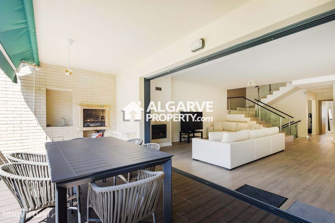 Moradia moderna V6 em condomínio com piscina. Perto de Vilamoura e pra-9