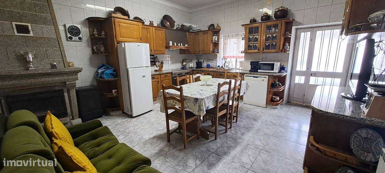 Moradia T5 com garagem e jardim em Miranda do Douro-5