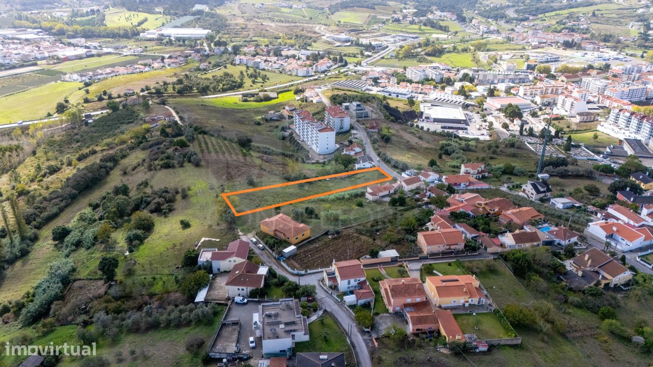 Terreno urbano com vista para o Mosteiro de Alcobaça - Grande imagem: 1/14