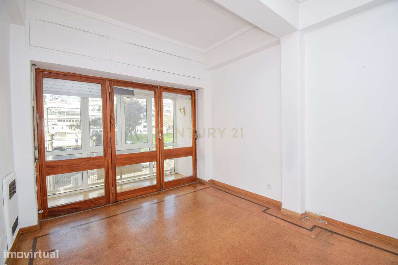 T3+1 com excelentes áreas na carismática e tradicional zona da Estrela - Grande imagem: 4/32