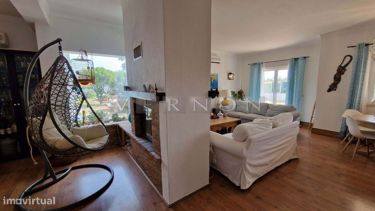 Charmosa e espaçosa moradia com 3 quartos e piscina para venda entre L-14