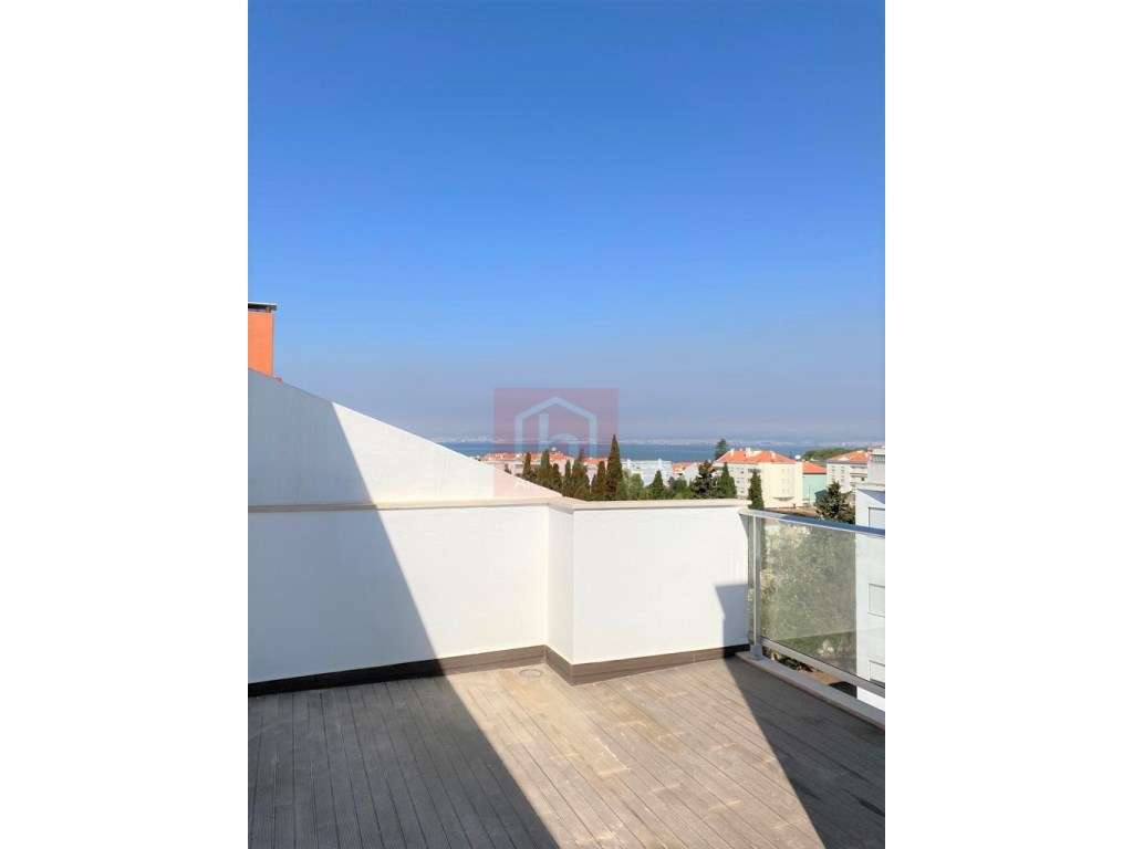 Apartamento T4 Duplex com garagem box no centro de Alcochete-36