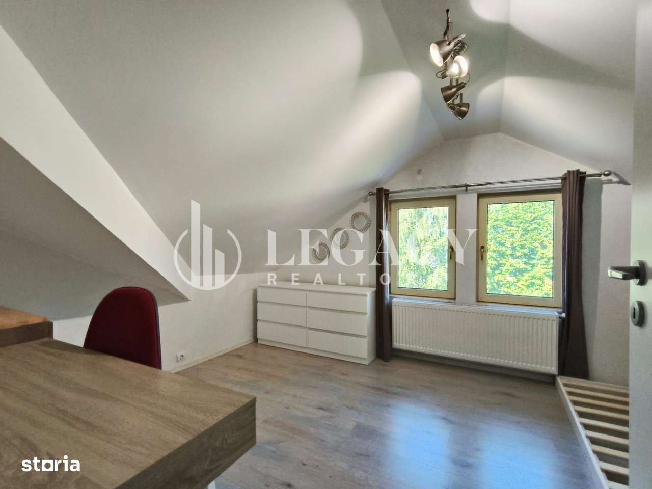 Locuință cochetă la mansardă, cu balcon și boxă de depozitare-18