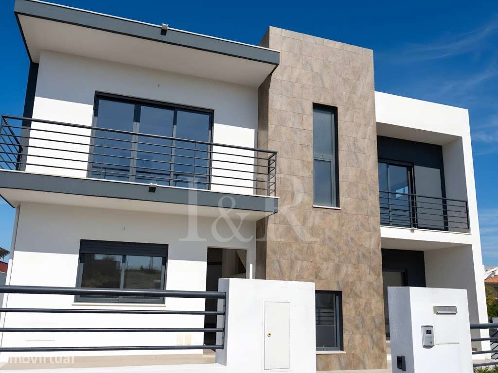 Moradia T5 com varandas, jardim e garagem no Feijó, Almada-36