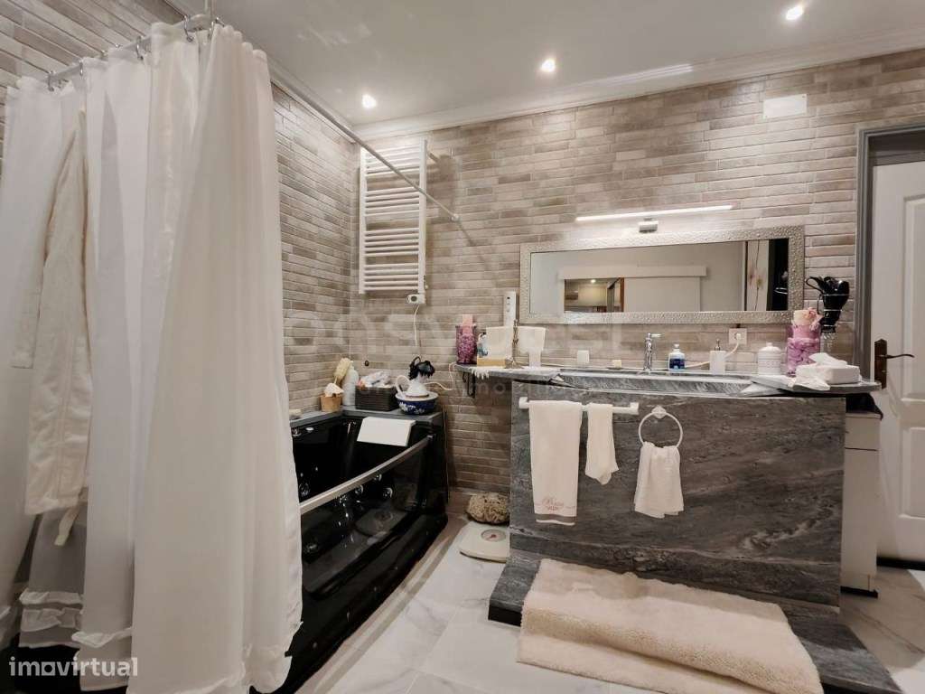 Moradia recuperada no centro da aldeia e a 10 minutos da cidade - Grande imagem: 5/23