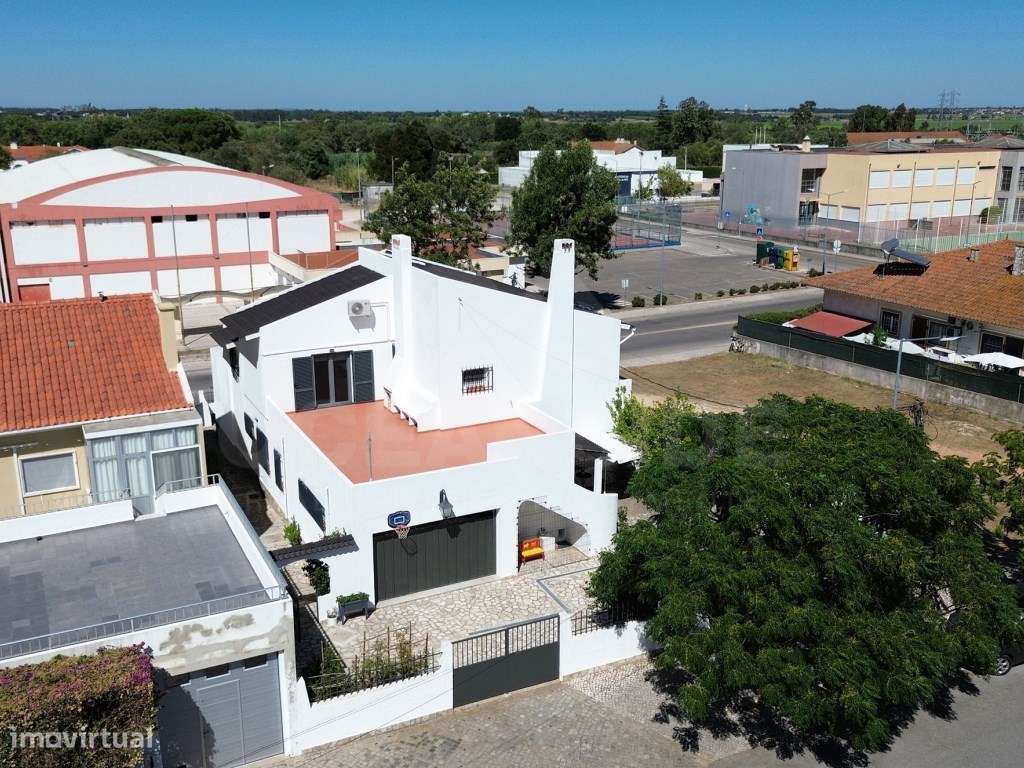 Moradia T6+1 renovada em Benavente-58