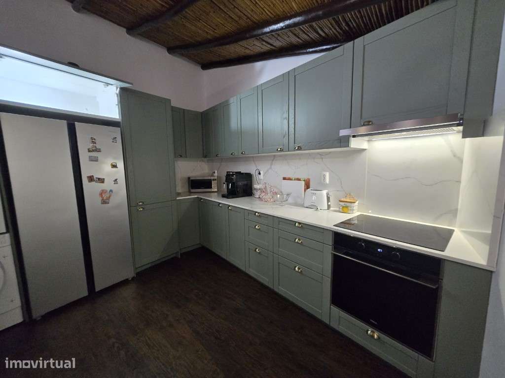 Moradia T5 Moderna com Piscina Aquecida e Garagem para 4 Carros-23