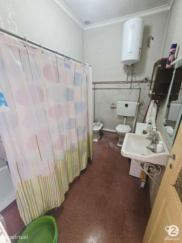 Moradia V3 no Porto perto do Parque Nascente ( para recuperar )-16