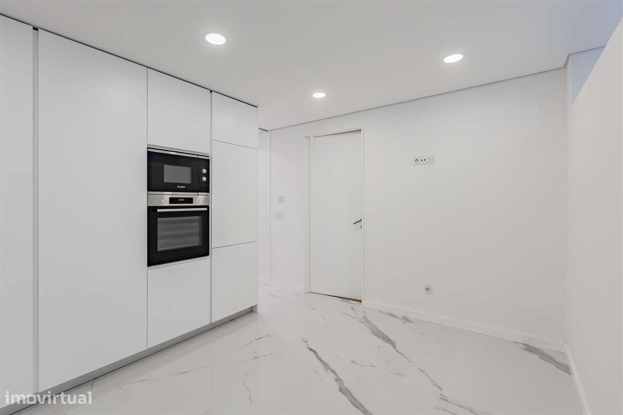 Apartamento T3 Renovado com Varandas na Avenida da Boavista-9