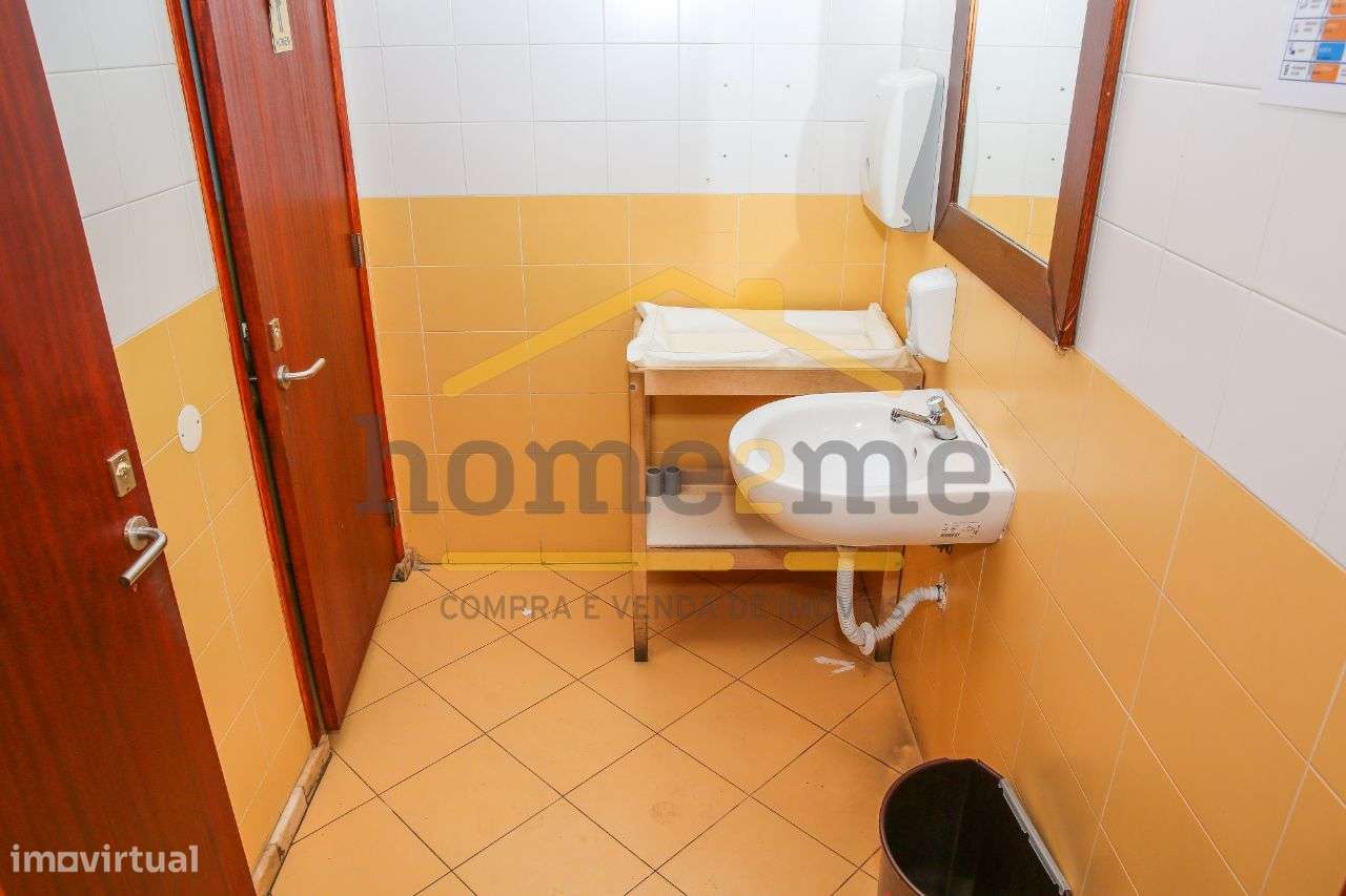 Loja com terraço e lugar de garagem-10