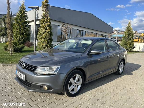 Volkswagen Jetta 1.6 TDI DSG Comfortline - 8