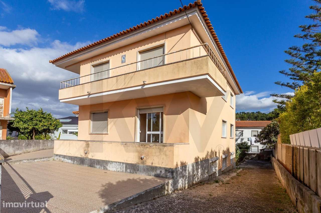 Moradia isolada para (sonhar e) remodelar | 300m2 área | Jardim à volt-0