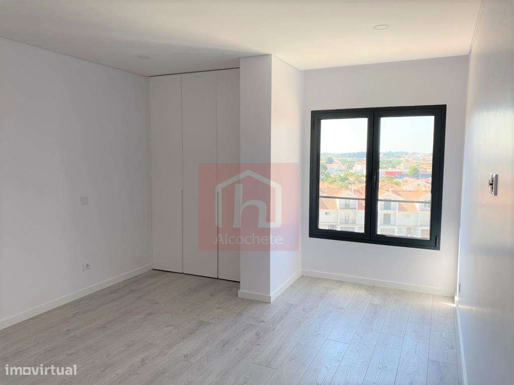 Apartamento T4 Duplex com garagem box no centro de Alcochete-13