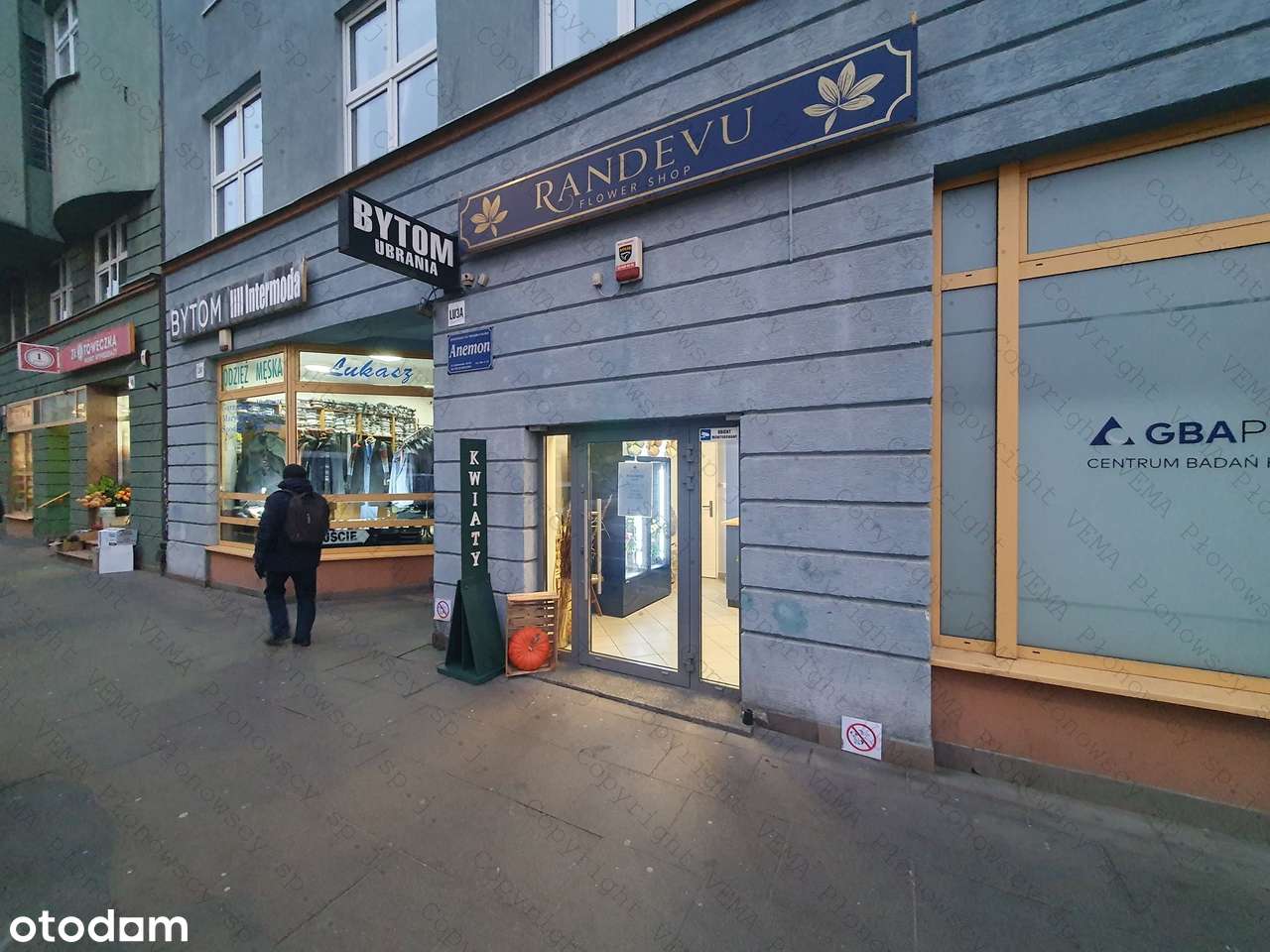 Dobrze WIDOCZNY przy SKRZYŻOWANIU ulic - Pełny obrazek: 2/8