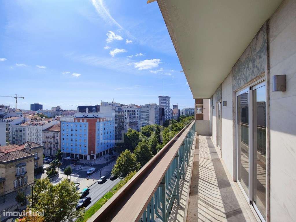 Apartamento T4 renovado, com varanda e garagem na Avenida da República - Grande imagem: 4/28