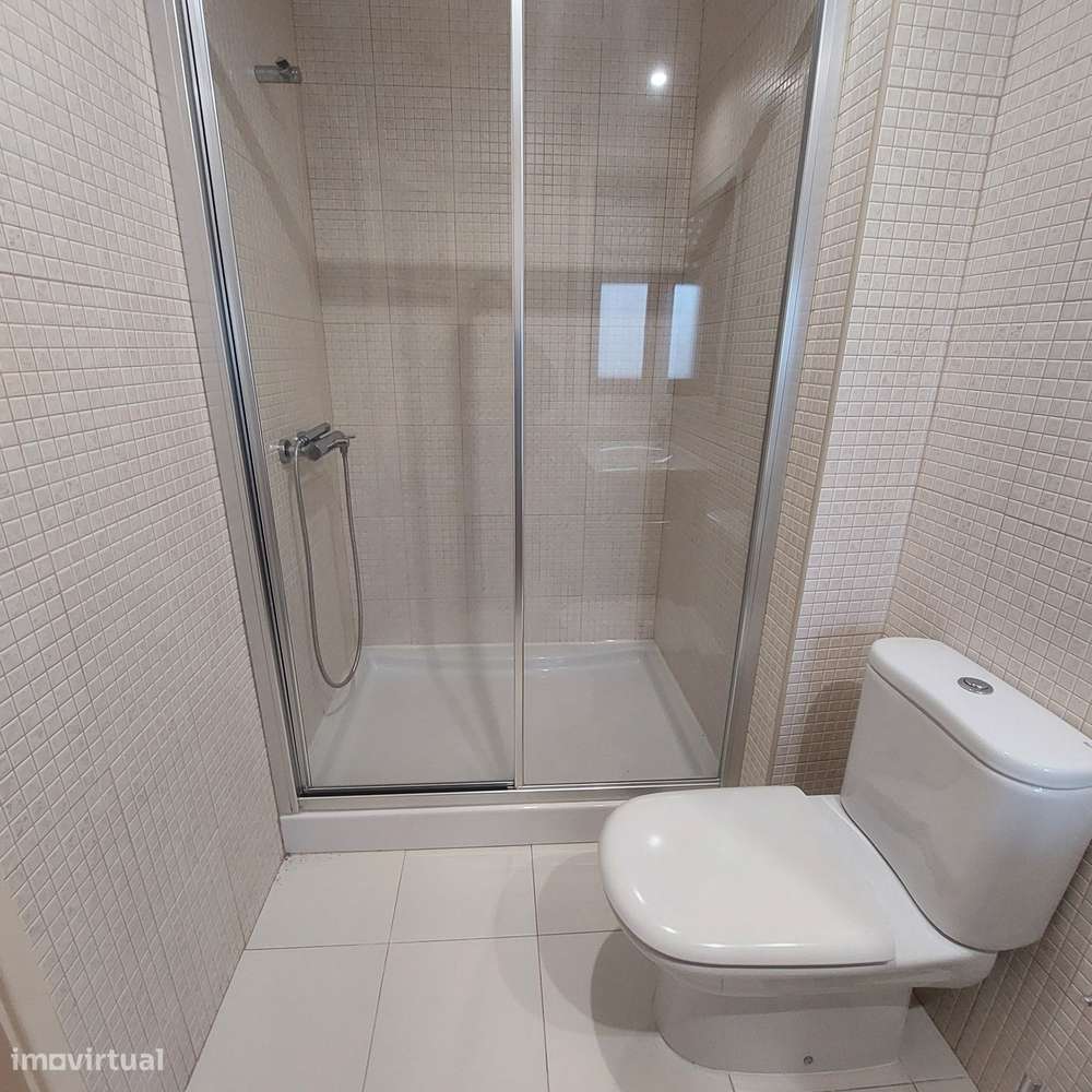 Apartamento T4 com 3 casas de banho e garagem-21