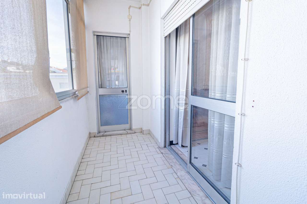 Apartamento T3 c/ Arrecadação, Vale de Milhaços - Corroios-9