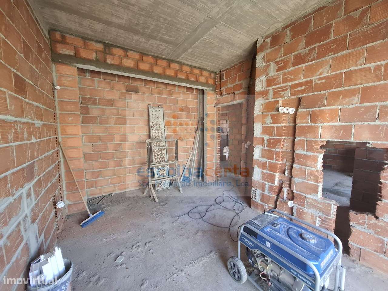 MORADIA TÉRREA T4 ISOLADA EM CONSTRUÇÃO - FERNÃO FERRO-16