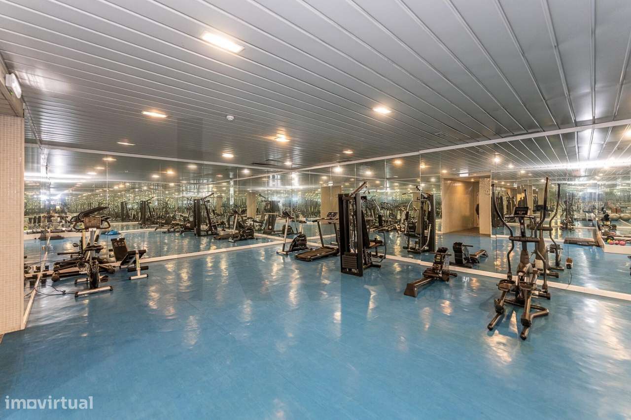 Excelente T5  em Condominio Fechado a Marechal Gomes da Costa, Porto-57