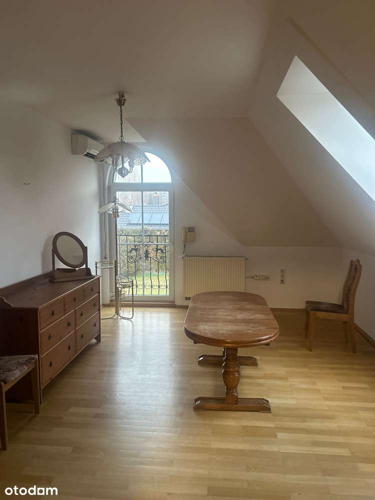 Przestronny dom z pięknym ogrodem w klimacie mini zamku-11