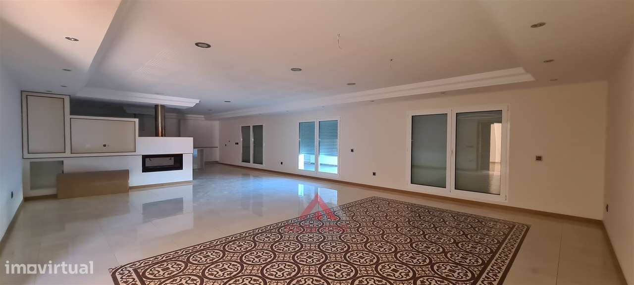 Moradia T7 + Sala c/ 100M2 + Terreno 4.666M2-10